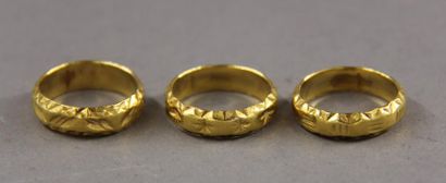 null Trois anneaux en or jaune 18k, TDD : 53, pds : 11,2 g.