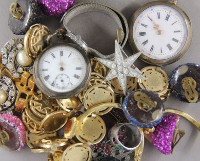 null Lot de bijoux fantaisies dont :
- Bracelet-montre en argent 800°/°° de Constant...