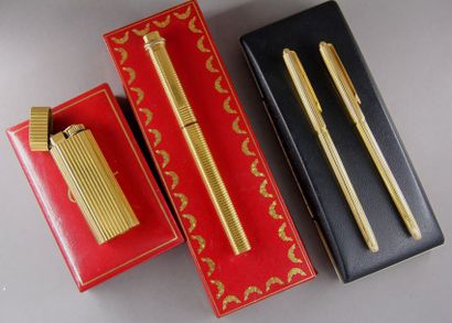 null CARTIER - MUST de CARTIER
- Briquet en métal doré godronné dans son coffret
-...