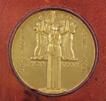 null Dans un cadre en cuir marron :
- Félix RASUMNY (1869-1940)
Médaille en bronze...
