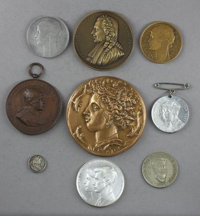 null *Lot de médailles :
- Prix de Vertu de l'Académie française 1940 en bronze
-...