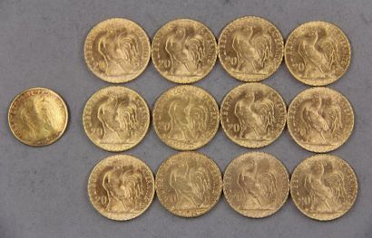 null *Douze pièces de 20 FF en or et une pièce de 10 FF en or (usure, pli)