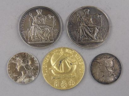 null Lot de cinq médailles en argent 800°/°° :
- Médaille de la Ville de Paris 1973...