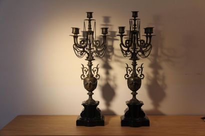 null Paire de candélabres en bronze, socle en marbre noir, fin XIXème s.
H : 63 22...