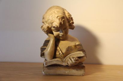 null Sculpture en plâtre patiné et doré représentant le buste d'une jeune fille lisant
H...