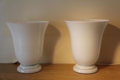 null Pair of basins on white glass pedestal, mounted as a lamp.
H : 30 D : 26 cm...