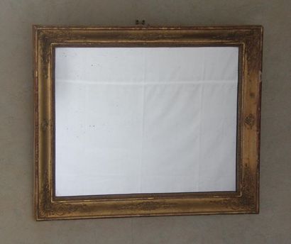 null Rectangular gilded stuccoed wood mirror
48 x 58 cm. (slight splinters)