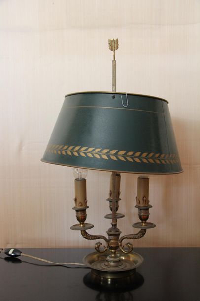 null Lampe bouillotte en bronze, abat-jour en tôle, style Louis XVI
H : 57 D : 35...