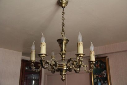 null Chandelier in gilded metal with six arms of lights
H : 84 D : 70 cm.