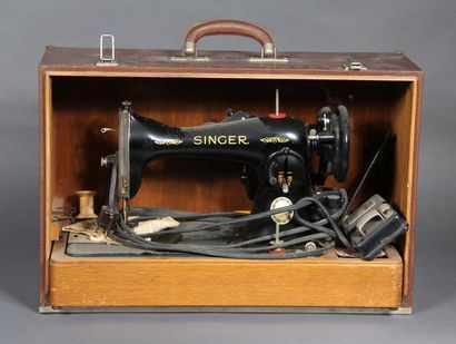 null SINGER
Sewing machine in its case in use condition