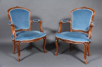 null Pair of convertible armchairs in natural wood carved with flowers, Louis XV...