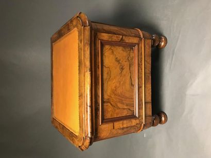 null Mahogany veneer and leather bedside table, 19th c.
H : 45 W : 51 D : 47 cm....