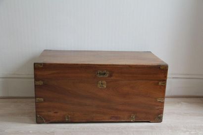 null Marine chest in natural wood and brass
H: 47 L: 100 D: 49 cm. (scratches, c...