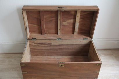 null Marine chest in natural wood and brass
H: 47 L: 100 D: 49 cm. (scratches, c...
