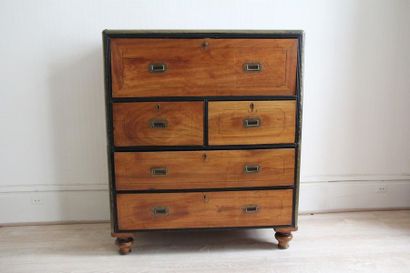 null Natural wood and brass navy scrib-box with five drawers
H: 107 W: 91 D: 46 cm....