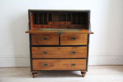 null Natural wood and brass navy scrib-box with five drawers
H: 107 W: 91 D: 46 cm....