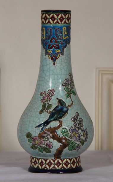 null LONGWY
Vase balustre en faïence à décor en cloisonné d'oiseaux sur une branche.
H...