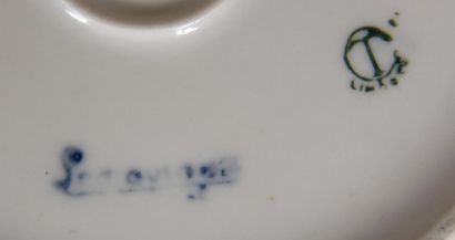 null LIMOGES
Boite couverte ronde en porcelaine polychrome de fleurs stylisées, signée
H...
