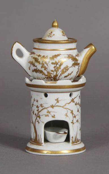 null Porcelain batch:
- children's tea pot with Chinese gold decoration, H: 15 cm....