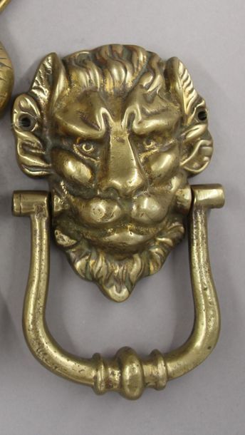 null A bronze door knocker with a lion's head decoration (Provenance : Hotel du Prince...