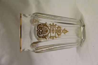 null BACCARAT
Vase en cristal à pans coupés à décor de palmettes dorées
H : 13 c...