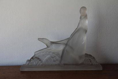 null Modern
school Woman with greyhound
Sculpture in moulded
glass H: 22 L: 30 cm....