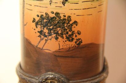 null LEGRAS
Vase tubulaire en verre à décor de paysage lacustre sur fond vert, signé,...