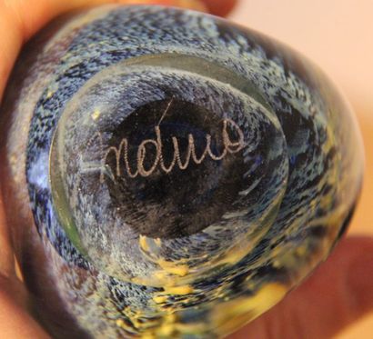 null Lot:
- Kosta Boda? Glass paperweight ball signed
H : 9 D : 9 cm.
- Vertical...