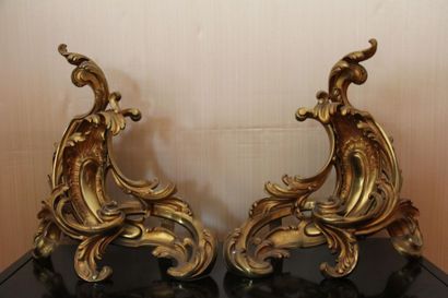 null Pair of bronze andirons in the Louis XV style
H: 42 L: 39 cm.
