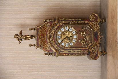 null Plastic table clock in imitation of a Boulle marquetry, Regency
style H: 59...