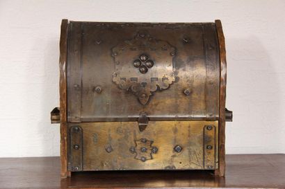 null Wood and metal box with two ogive-shaped handles, medieval style
H : 36 L :...