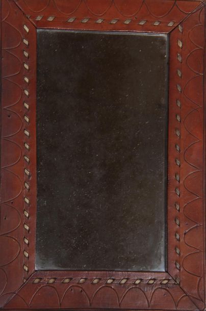 null JEAN-ROC
Miroir en cuir 
Monogrammé au dos
44,5 x 29,5 cm