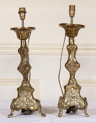 null Pair of repoussé brass picks, mounted in lamp
H: 40 cm. (slight dents)