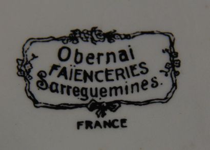 null *SARREGUEMINES
Partie de service de table en faïence polychrome, modèle Obe...