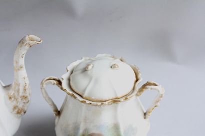 null *Partie de service à thé en porcelaine blanche et doré à décor d'un couple galant...