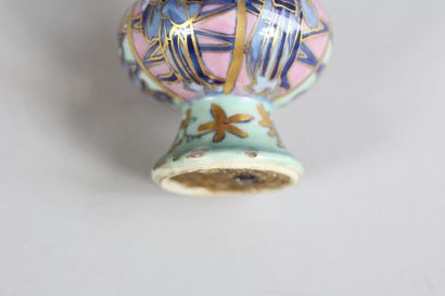 null *Petit vase globulaire à long col en porcelaine polychrome et doré à décor au...