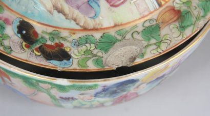 null *Lot :
- Bouillon couvert à deux anses torsadées en porcelaine polychrome, Chine...