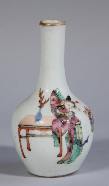 null *Vase globulaire à long col en pordelaine à décor de personnages, Chine
H :...