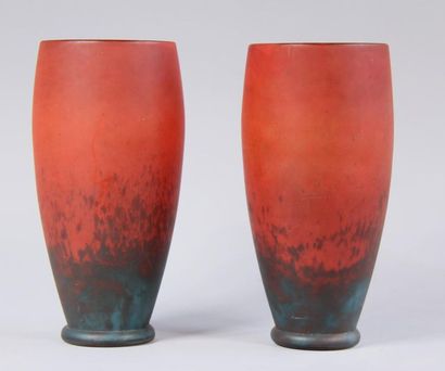 null *Paire de vases ovoïdes en verre rouge tacheté, signé Lorrain
H : 22 cm.