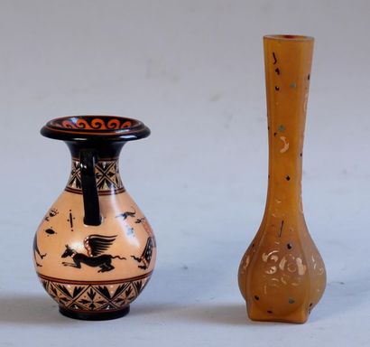 null *Lot :
-Vase soliflore en verre orange à décor émaillé, H : 16,5 cm. (usures)
-Vase...