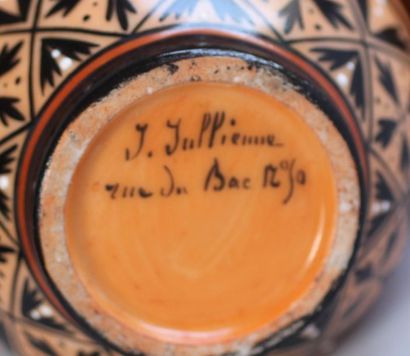 null *Lot :
-Vase soliflore en verre orange à décor émaillé, H : 16,5 cm. (usures)
-Vase...
