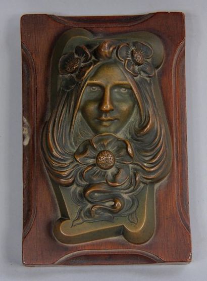 null *Presse-papier en bronze à décor d'un visage féminin vers 1900, scole en bois...