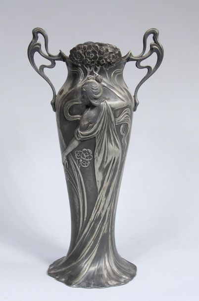 null *Vase en étain à deux anses à décor en relief de femme et ombelles vers 1900
H...
