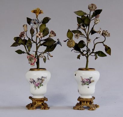 null *Paire de vases en porcelaine à monture en bronze, branchages en tôle et fleurs...