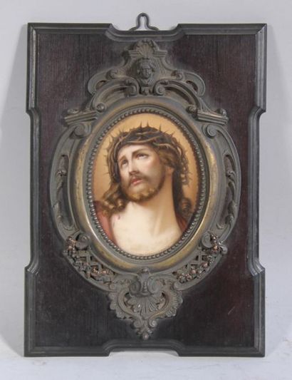 null *Ecole du XIXème s.
Buste du Christ de la Passion
Peinture ovale sur porcelaine...
