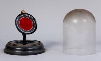 null *Porte-montre en bois noirci sous globe bombé en verre
H : 18 D : 12,5 cm.