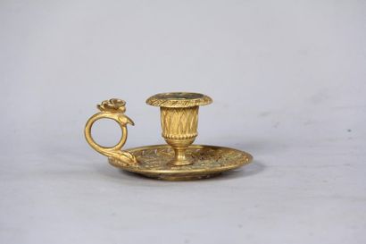 null *Bougeoir à main en bronze doré, style Empire
H : 6 D : 12,5 cm.