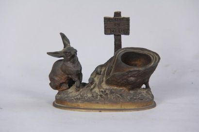 null *Encrier en bronze patiné à décor d'un lapin, signé AC 1857
H : 11,5 L : 14...
