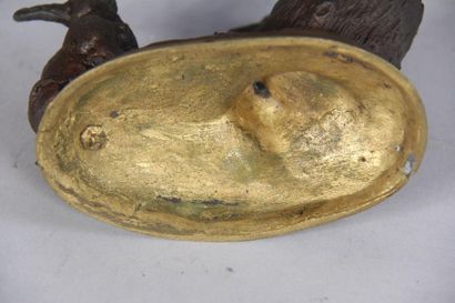 null *Encrier en bronze patiné à décor d'un lapin, signé AC 1857
H : 11,5 L : 14...