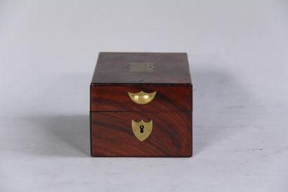 null *Coffret de nécessaire de toilette en placage d'acajou, intérieur à compartiments...